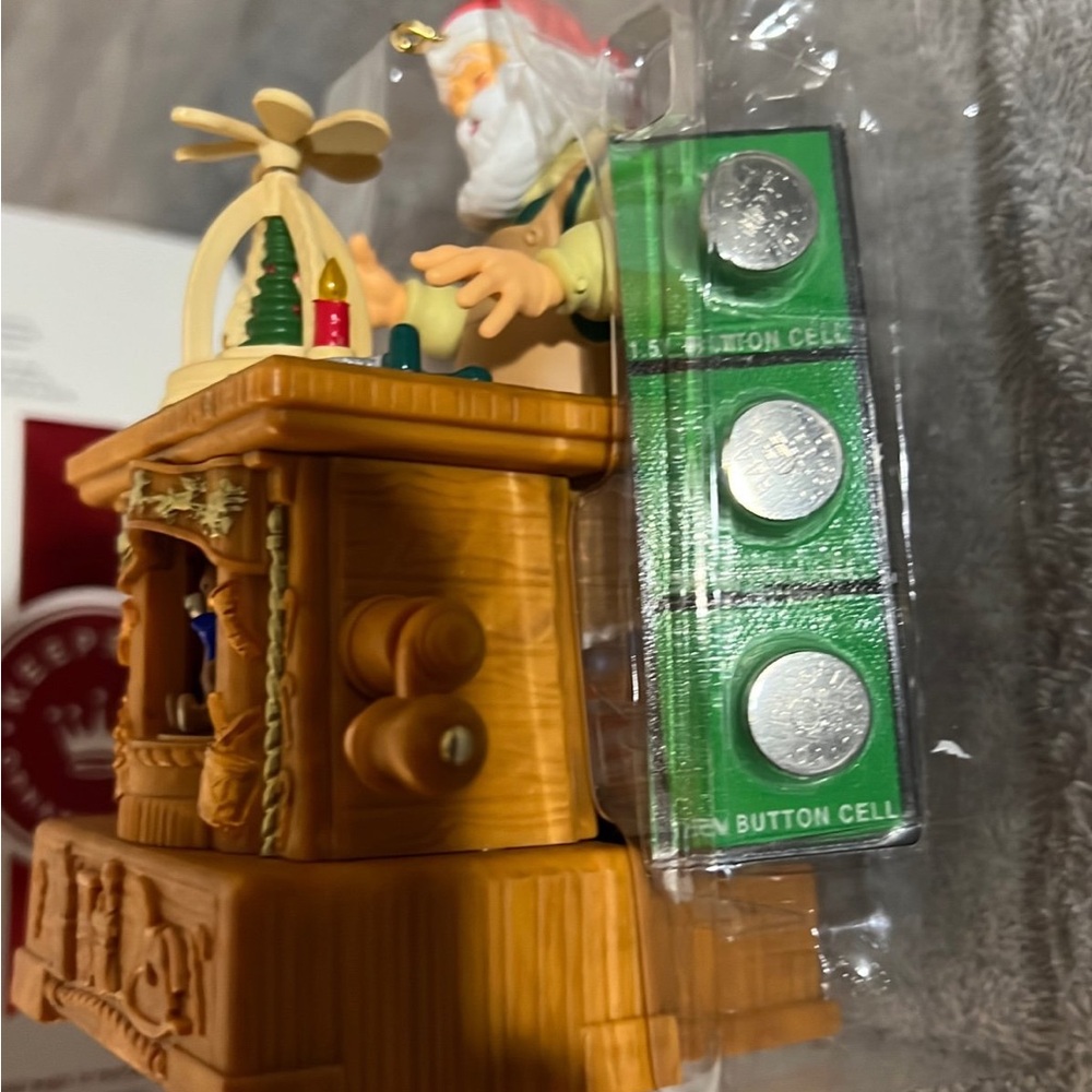 Hallmark 2019 Toymaker Santa Keepsake 20th Anniversary - Picture 3 of 4